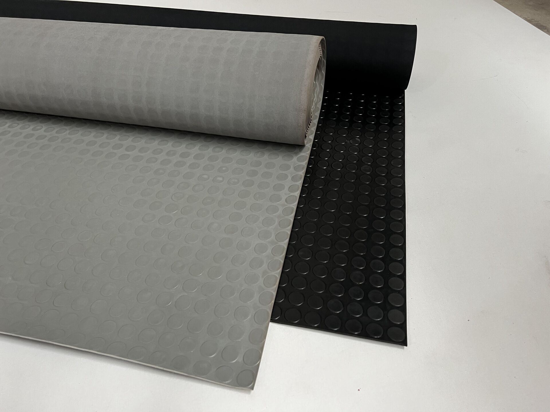 3 Mm Puanlı Gri Lastik Levha (En: 1,40 Metre x Boy: 1 Metre)